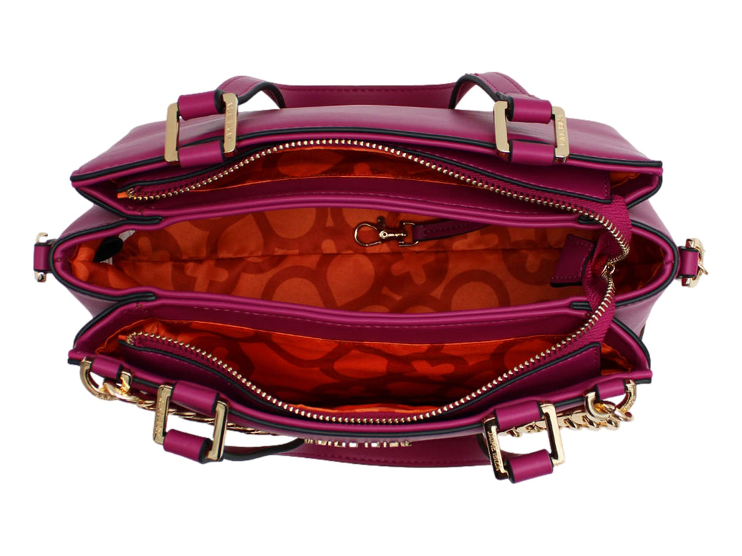 Bolso de mano color fucsia con detalles y cadena decorativa en color dorado y asa superior.