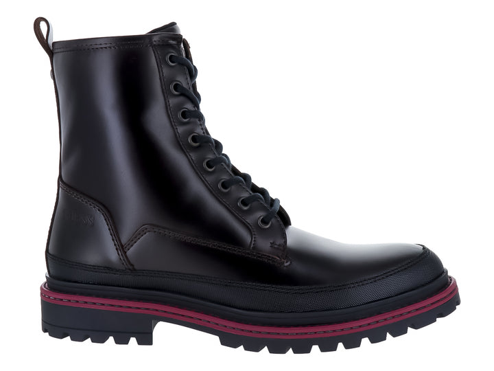 Botas de cuero color vino oscuro con cordones y suela track con detalle en rojo.