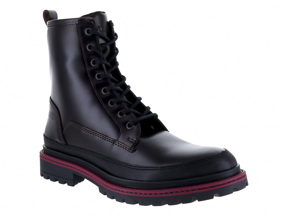 Botas de cuero color vino oscuro con cordones y suela track con detalle en rojo.