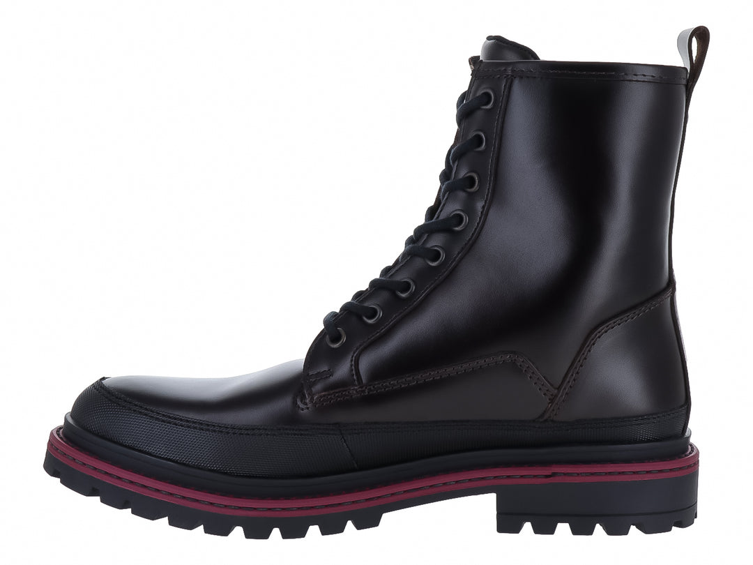 Botas de cuero color vino oscuro con cordones y suela track con detalle en rojo.