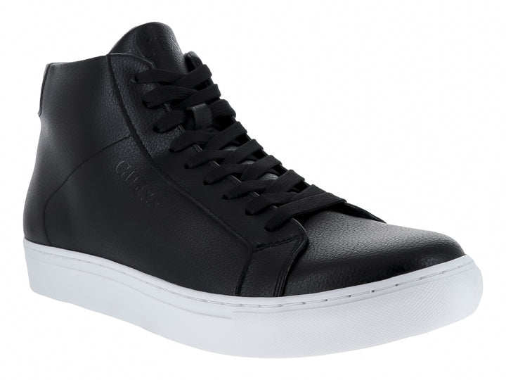 Tenis botín Guess de cuero negro con suela blanca y agujetas negras.