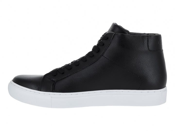 Tenis botín Guess de cuero negro con suela blanca y agujetas negras.