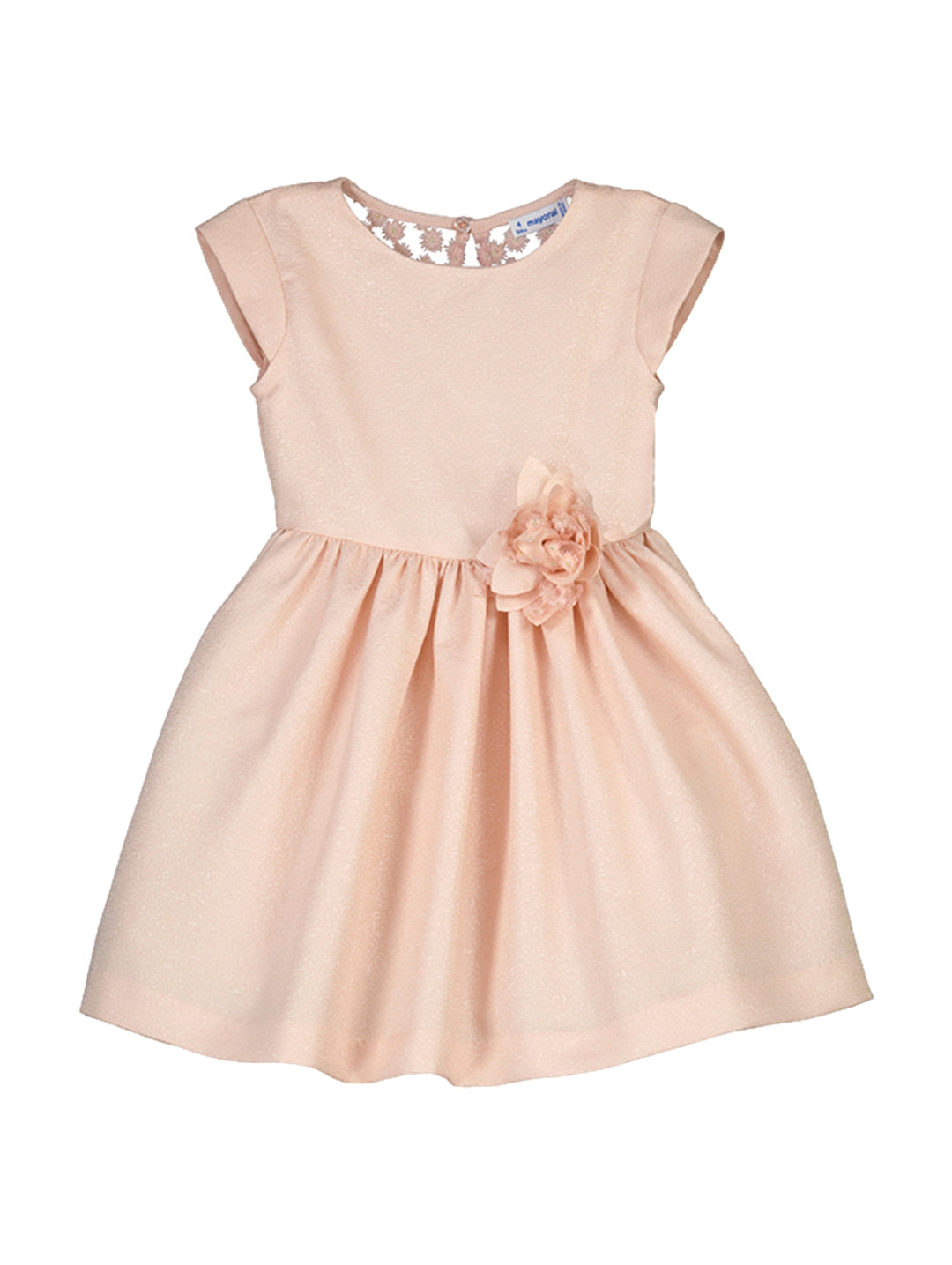 Vestido color nude para niña con detalle de flor en la cintura y encaje en el cuello.