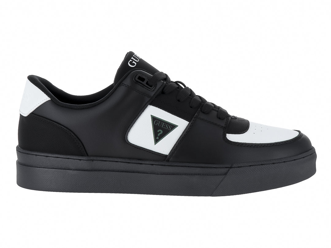 Tenis deportivos GUESS color negro con detalles en blanco y suela negra.