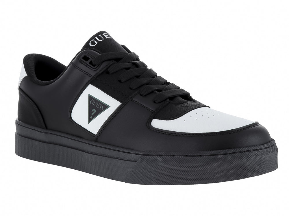 Tenis deportivos GUESS color negro con detalles en blanco y suela negra.