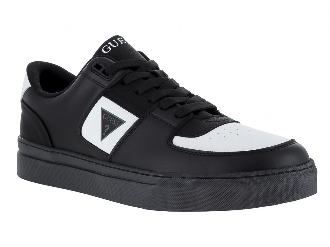 Tenis deportivos GUESS color negro con detalles en blanco y suela negra.