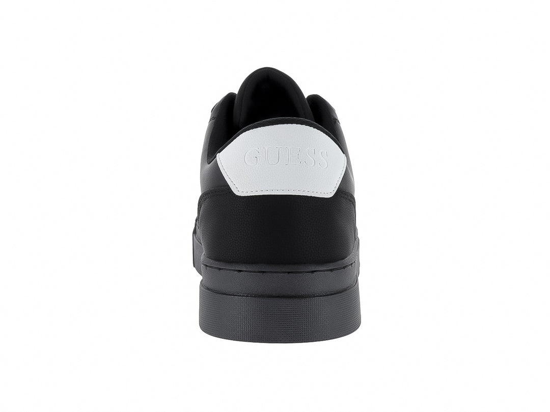 Tenis deportivos GUESS color negro con detalles en blanco y suela negra.