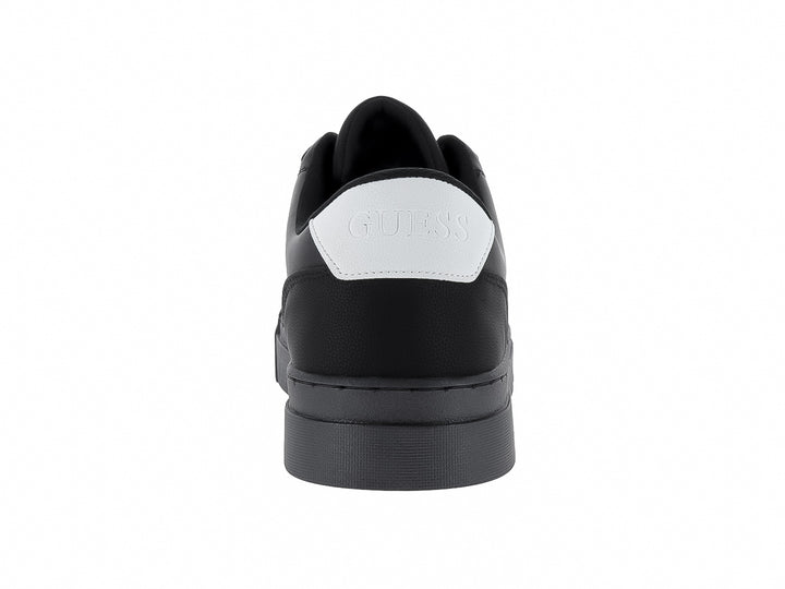 Tenis deportivos GUESS color negro con detalles en blanco y suela negra.