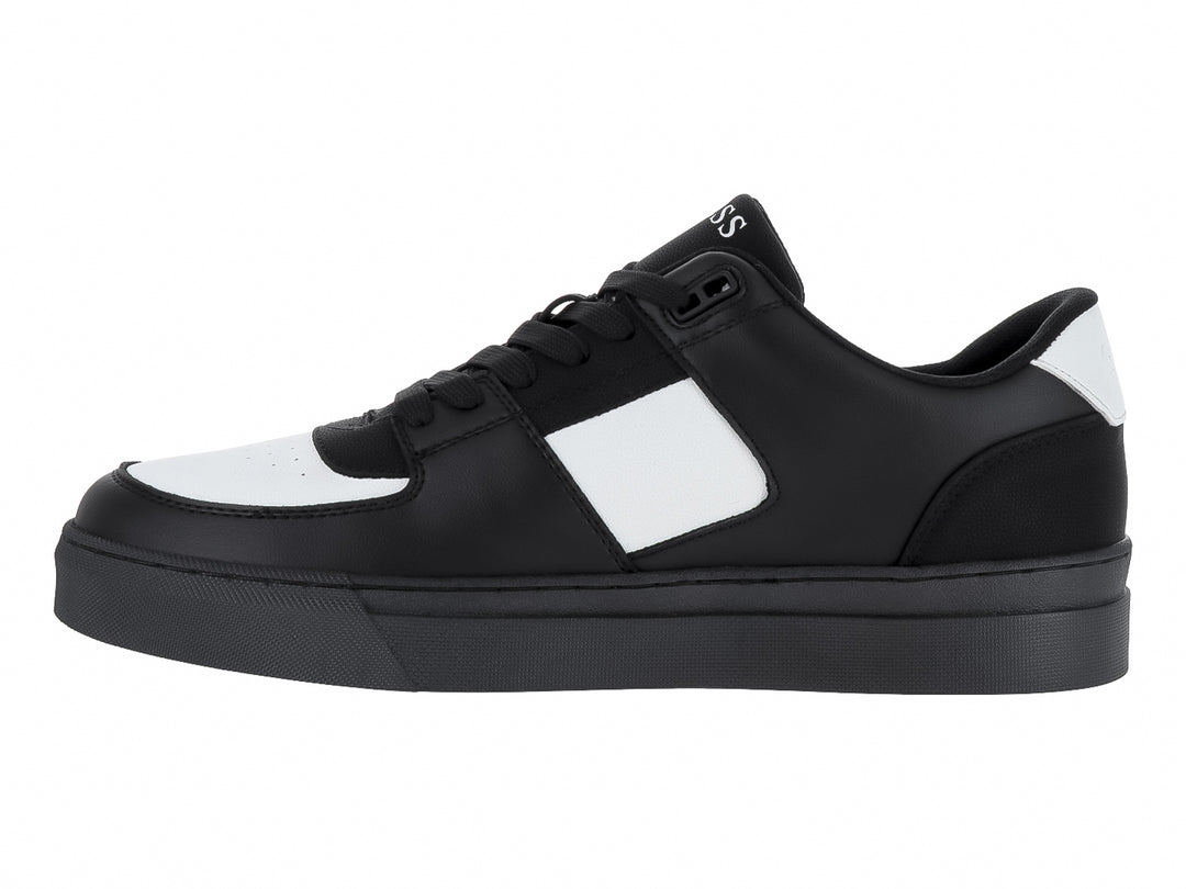 Tenis deportivos GUESS color negro con detalles en blanco y suela negra.