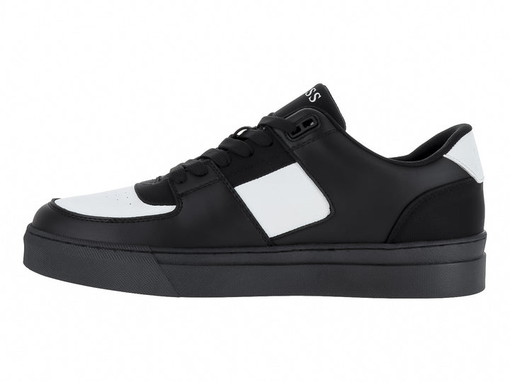 Tenis deportivos GUESS color negro con detalles en blanco y suela negra.