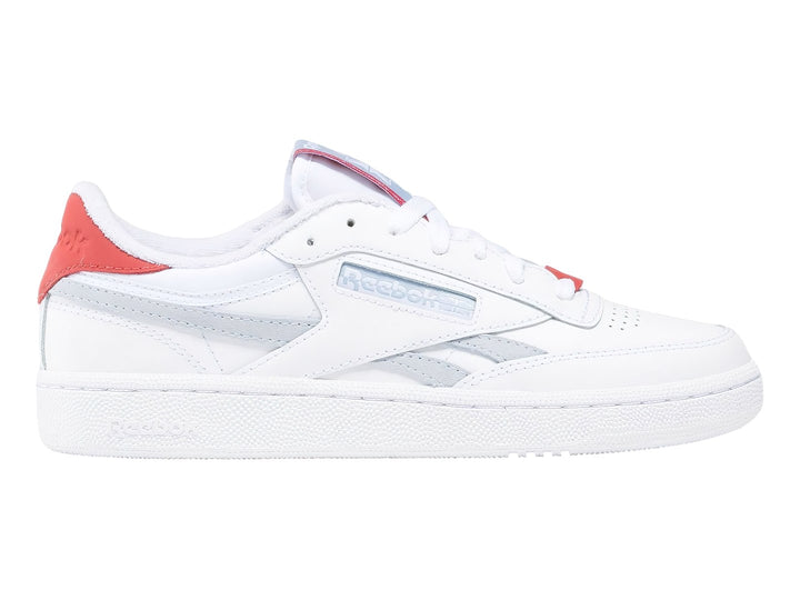 Tenis Reebok blancos con detalles en azul claro y rojo, vista lateral.