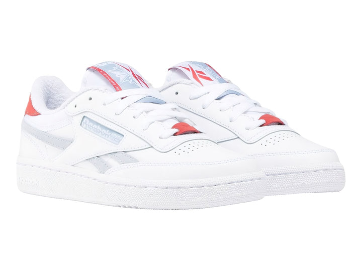 Tenis Reebok blancos con detalles en azul claro y rojo, vista lateral.