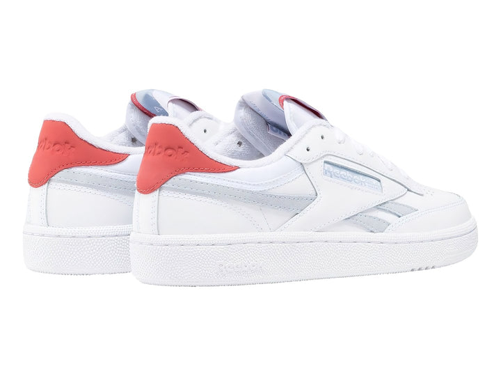 Tenis Reebok blancos con detalles en azul claro y rojo, vista lateral.