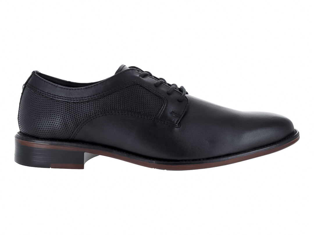 Zapato formal de cuero negro marca GUESS con detalles perforados en el talón y cordones.