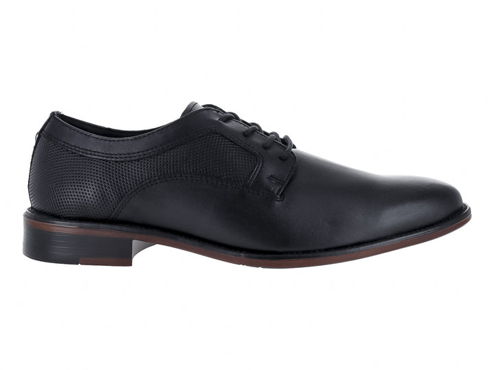 Zapato formal de cuero negro marca GUESS con detalles perforados en el talón y cordones.
