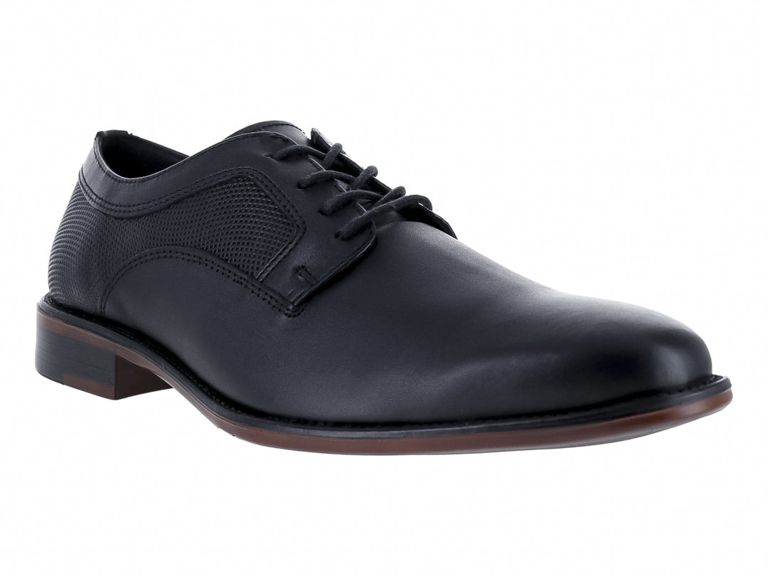 Zapato formal de cuero negro marca GUESS con detalles perforados en el talón y cordones.