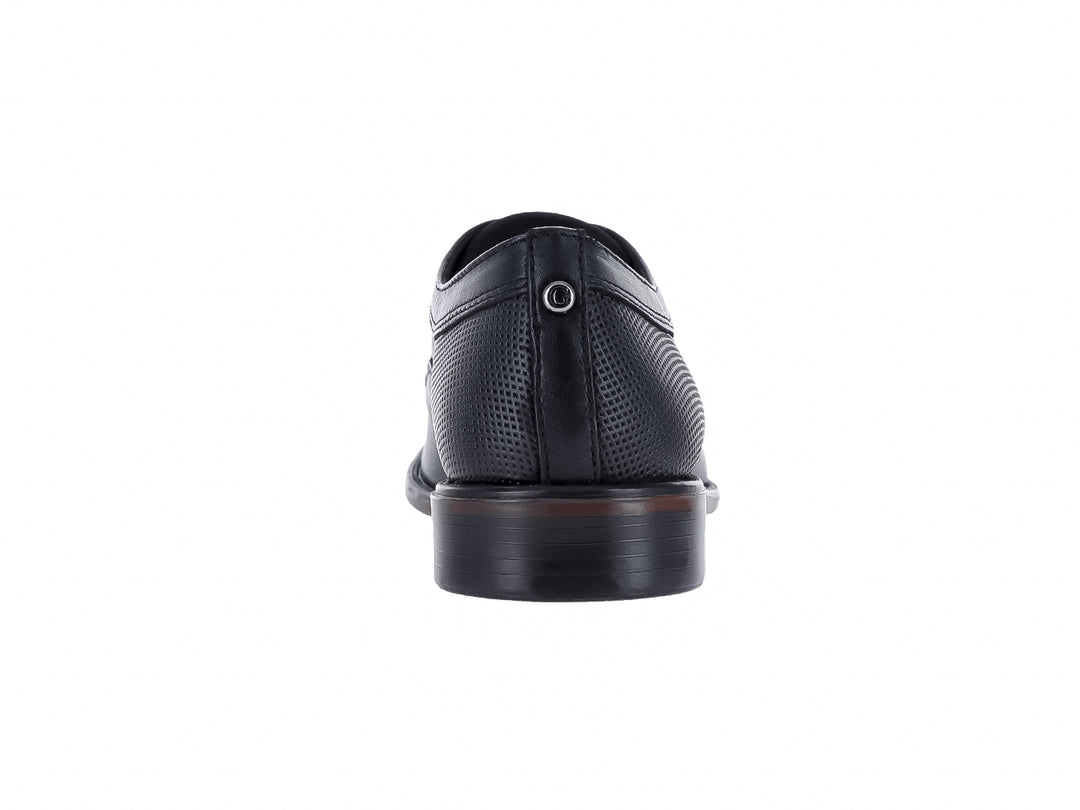 Zapato formal de cuero negro marca GUESS con detalles perforados en el talón y cordones.