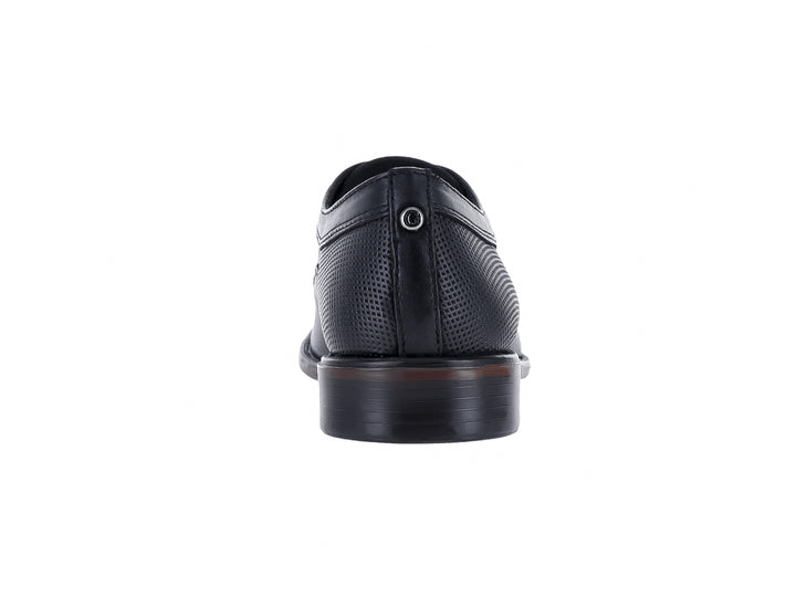 Zapato formal de cuero negro marca GUESS con detalles perforados en el talón y cordones.