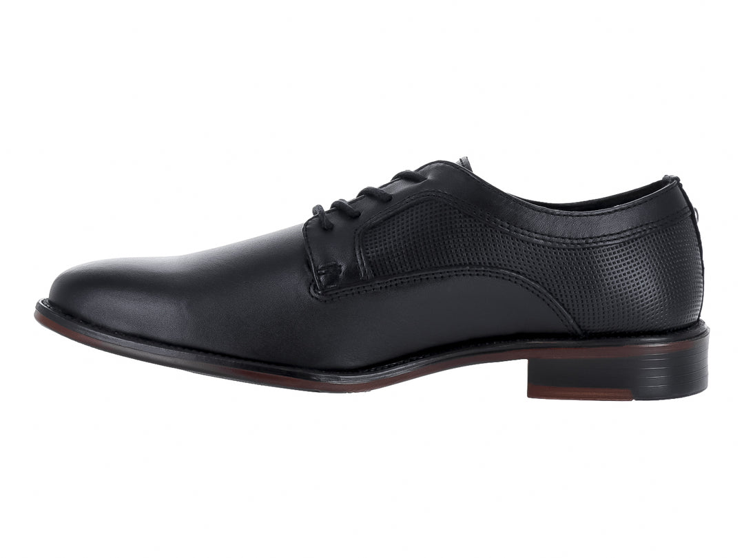 Zapato formal de cuero negro marca GUESS con detalles perforados en el talón y cordones.