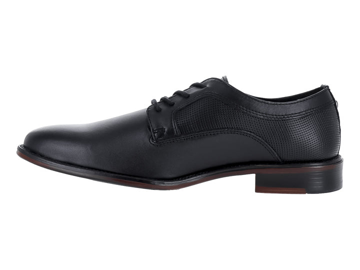Zapato formal de cuero negro marca GUESS con detalles perforados en el talón y cordones.