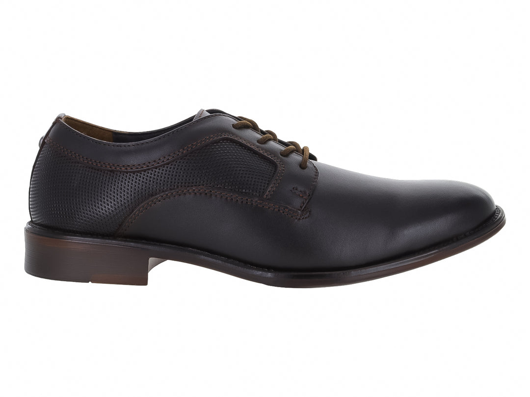 Zapato formal de cuero marrón oscuro con cordones y detalles de textura perforada en los laterales.
