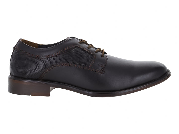Zapato formal de cuero marrón oscuro con cordones y detalles de textura perforada en los laterales.