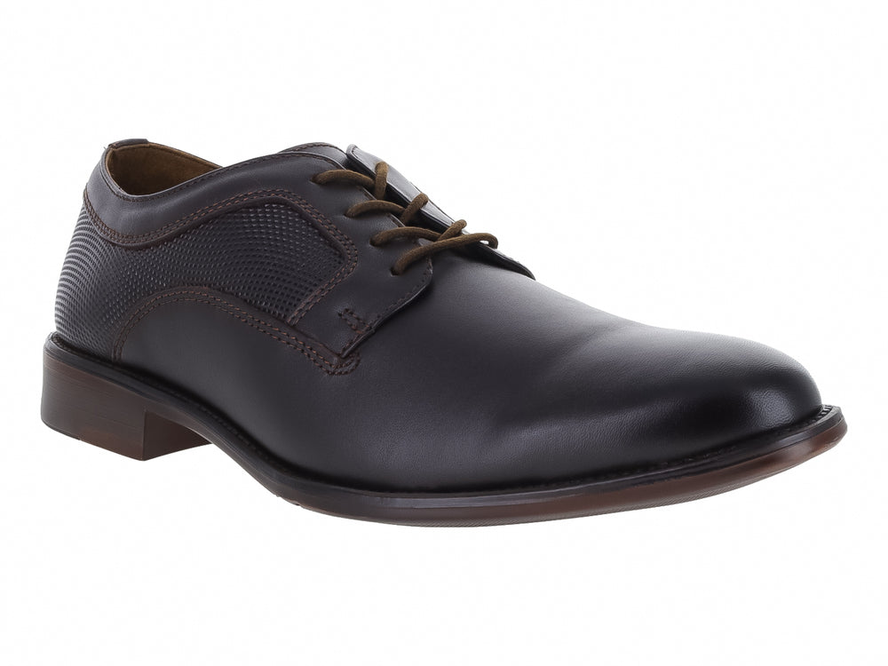 Zapato formal de cuero marrón oscuro con cordones y detalles de textura perforada en los laterales.