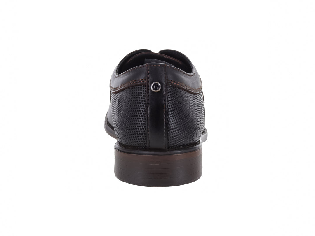 Zapato formal de cuero marrón oscuro con cordones y detalles de textura perforada en los laterales.