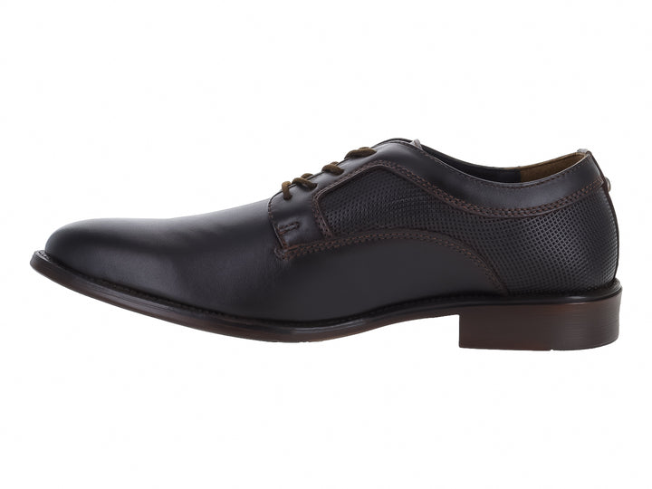 Zapato formal de cuero marrón oscuro con cordones y detalles de textura perforada en los laterales.