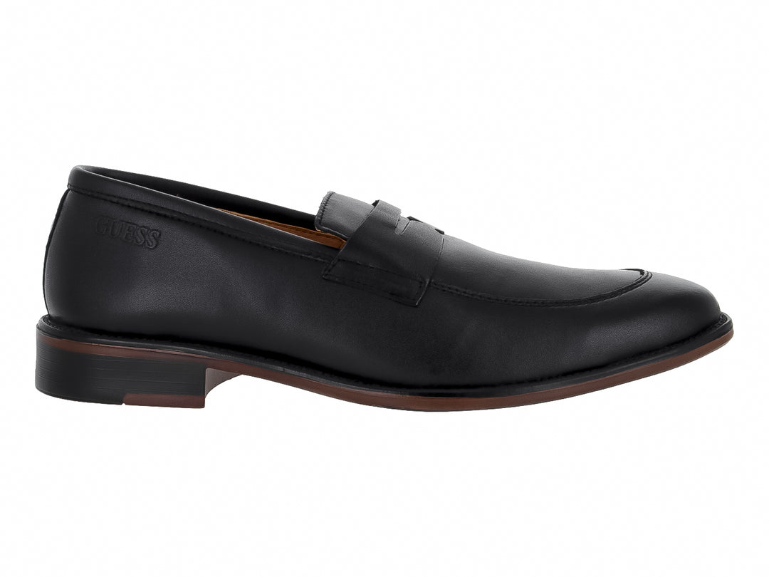 Zapato mocasín de cuero negro marca GUESS con diseño elegante y suela oscura.