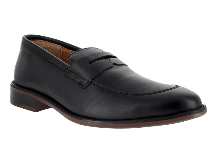 Zapato mocasín de cuero negro marca GUESS con diseño elegante y suela oscura.