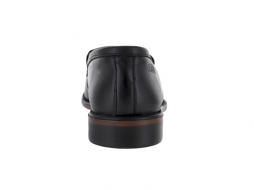 Zapato mocasín de cuero negro marca GUESS con diseño elegante y suela oscura.