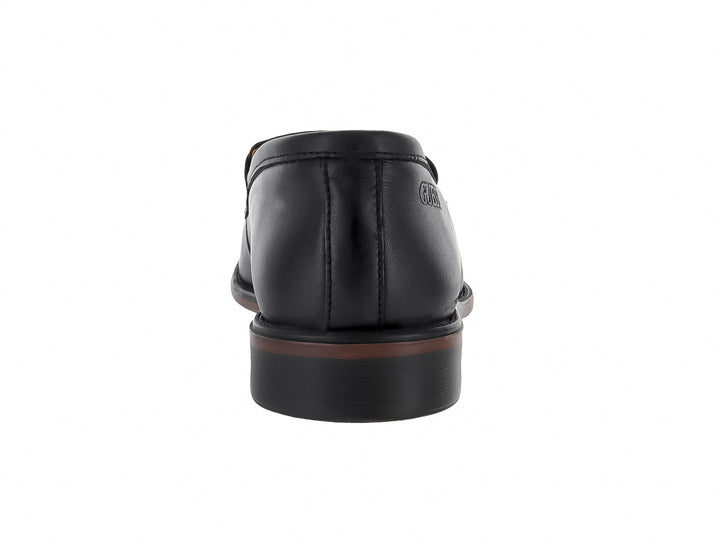 Zapato mocasín de cuero negro marca GUESS con diseño elegante y suela oscura.