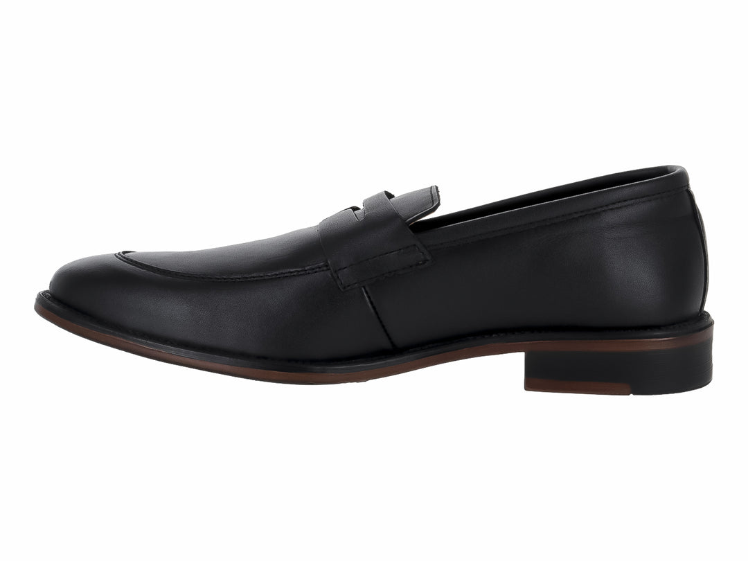 Zapato mocasín de cuero negro marca GUESS con diseño elegante y suela oscura.
