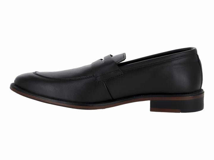 Zapato mocasín de cuero negro marca GUESS con diseño elegante y suela oscura.
