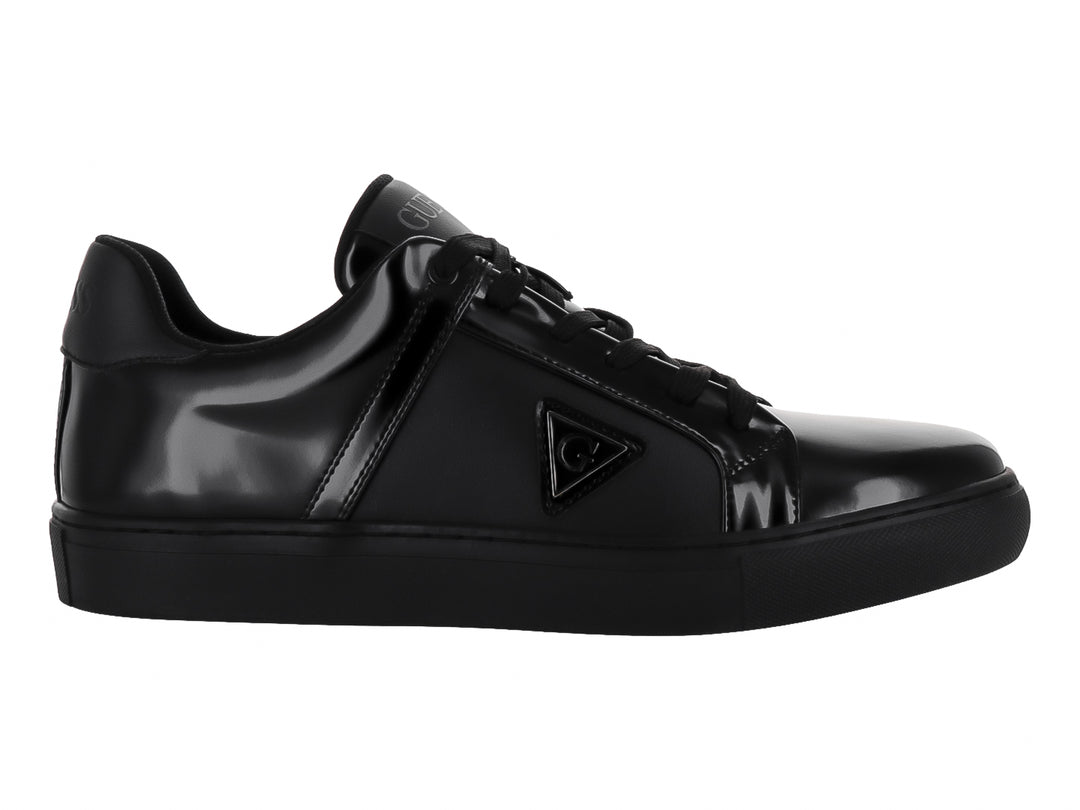 Tenis Guess color negro monocromo con acabado brillante y suela plana para hombre.