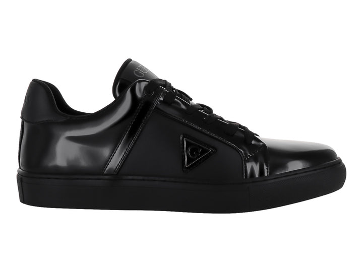 Tenis Guess color negro monocromo con acabado brillante y suela plana para hombre.