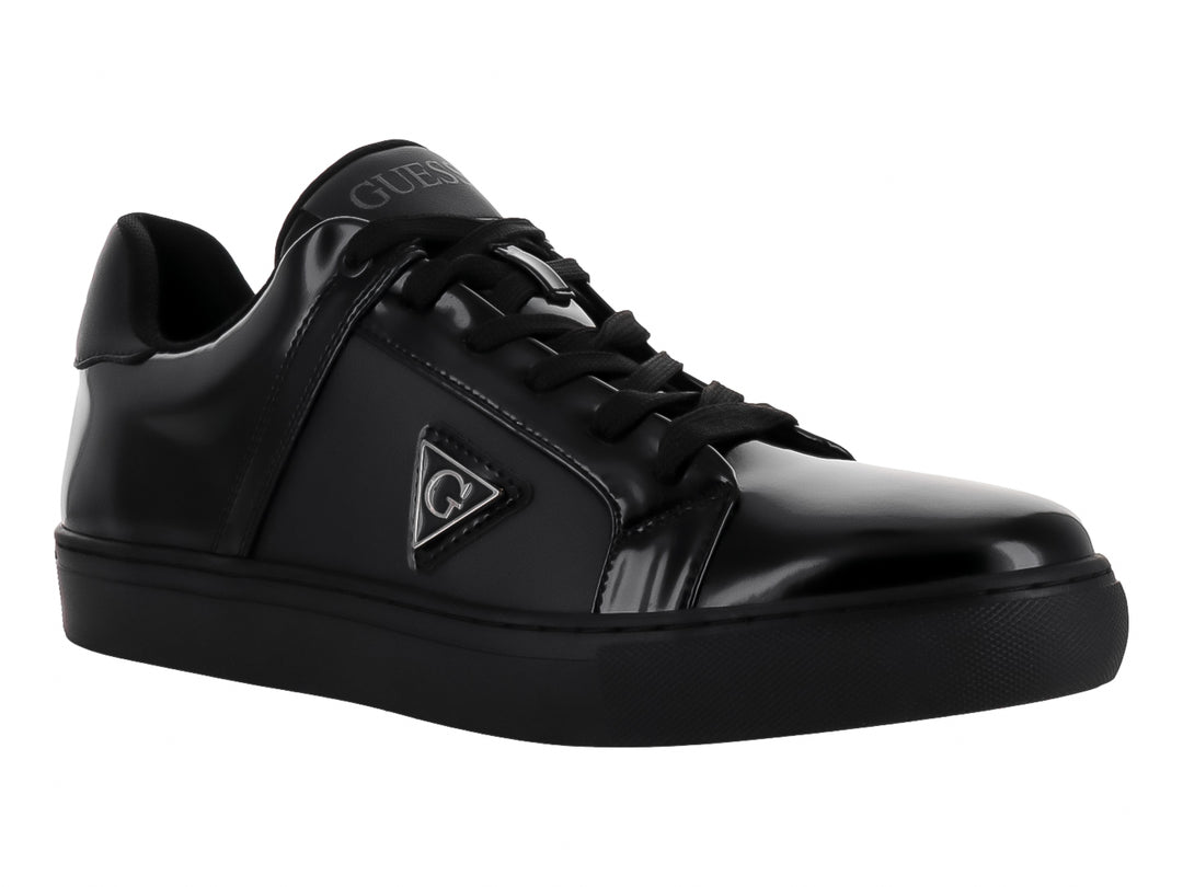Tenis Guess color negro monocromo con acabado brillante y suela plana para hombre.