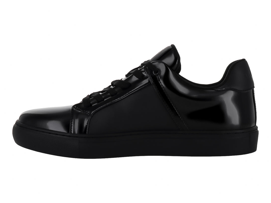 Tenis Guess color negro monocromo con acabado brillante y suela plana para hombre.