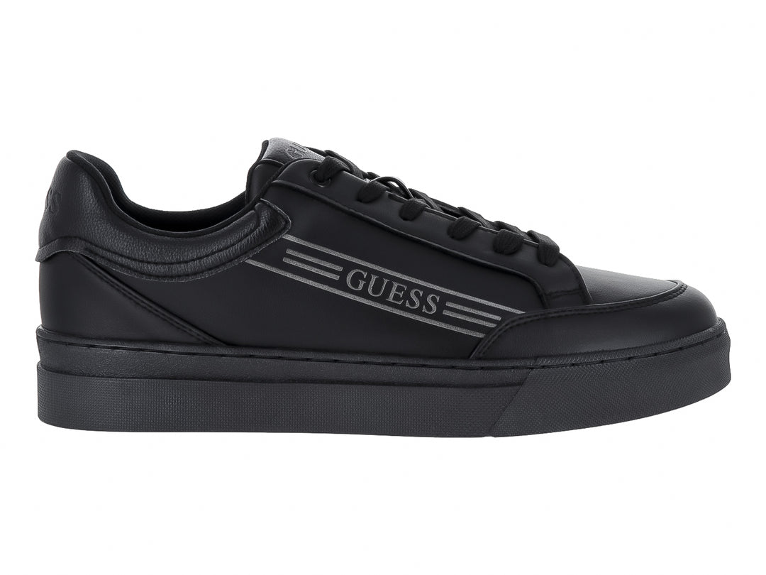 Tenis Guess modelo Chris Tophin en color negro con logotipo lateral y suela a juego.