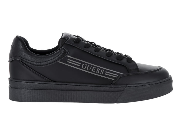 Tenis Guess modelo Chris Tophin en color negro con logotipo lateral y suela a juego.