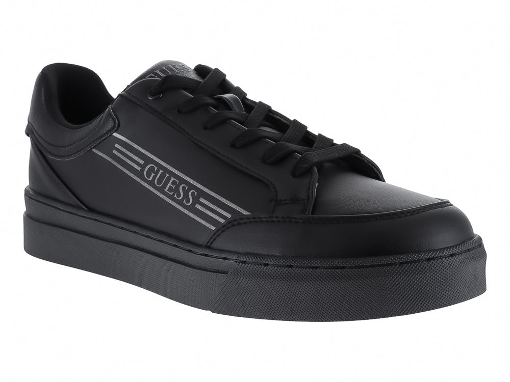 Tenis Guess modelo Chris Tophin en color negro con logotipo lateral y suela a juego.