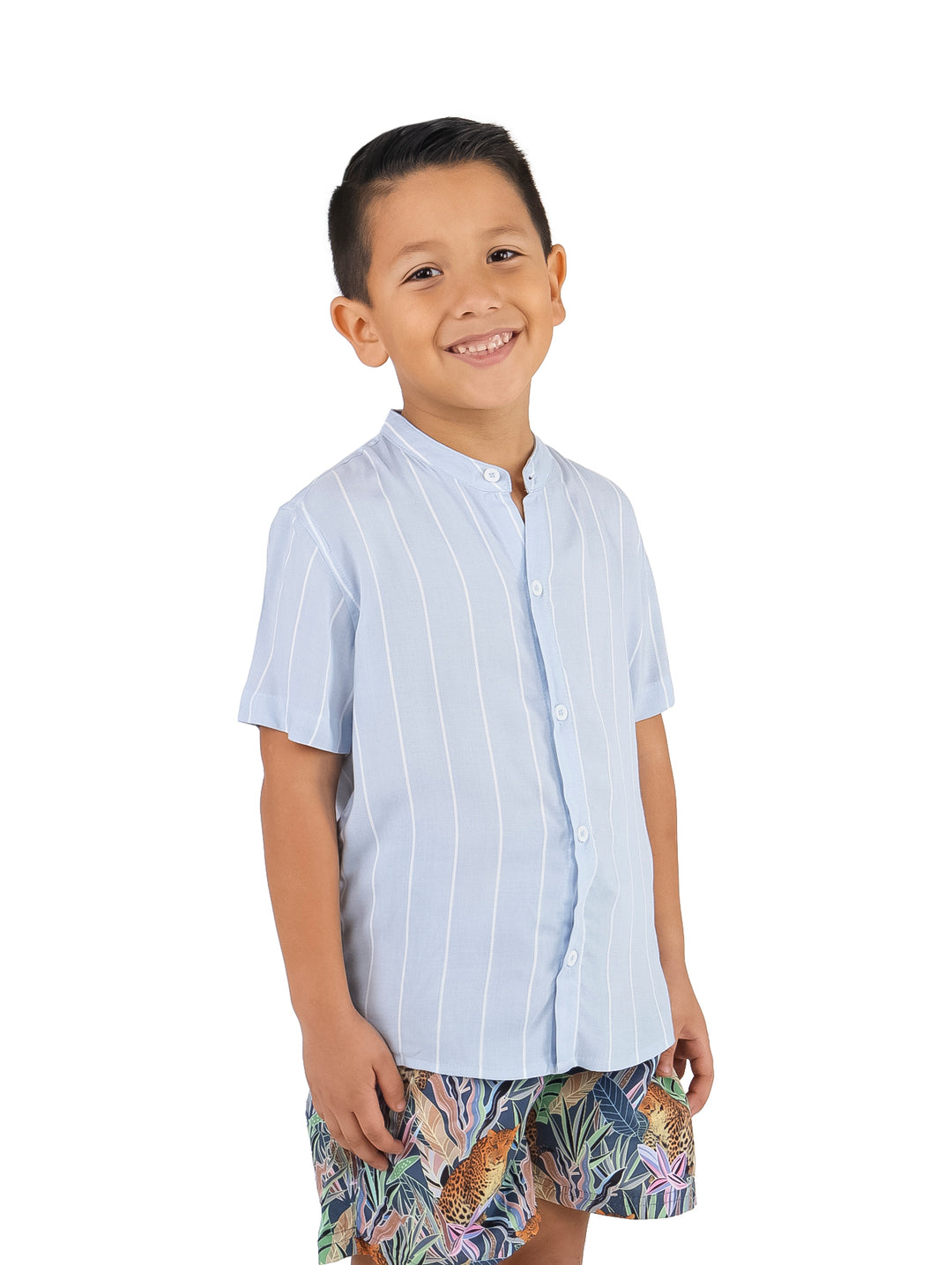 Niño vistiendo camisa de manga corta color azul acero con rayas blancas verticales.