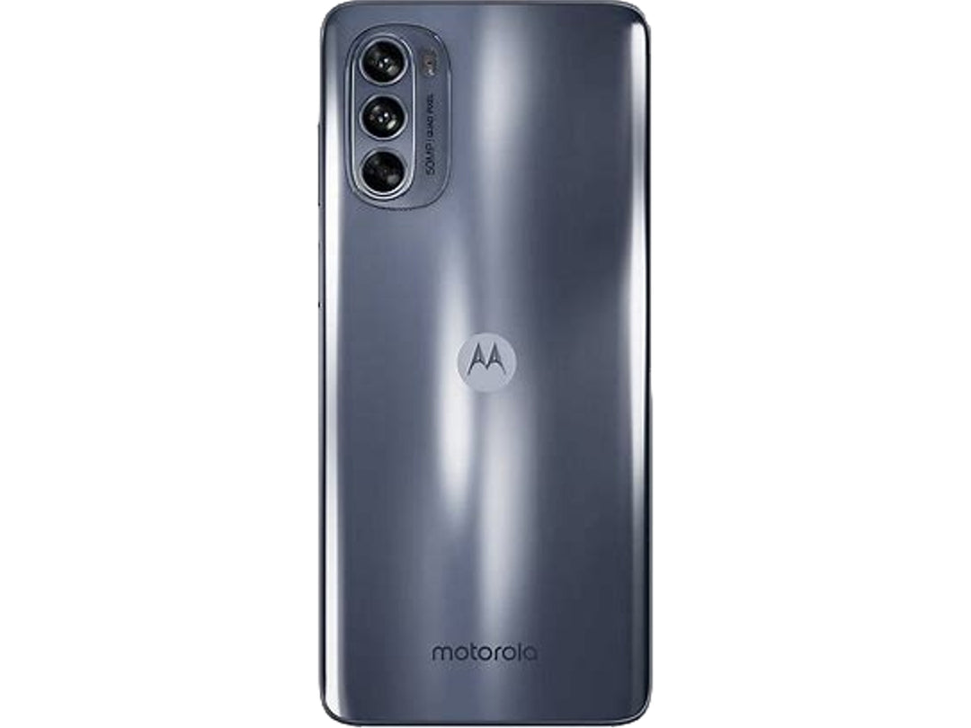 Vista posterior de un teléfono Motorola Moto G62 en color gris con módulo de triple cámara y logotipo central.