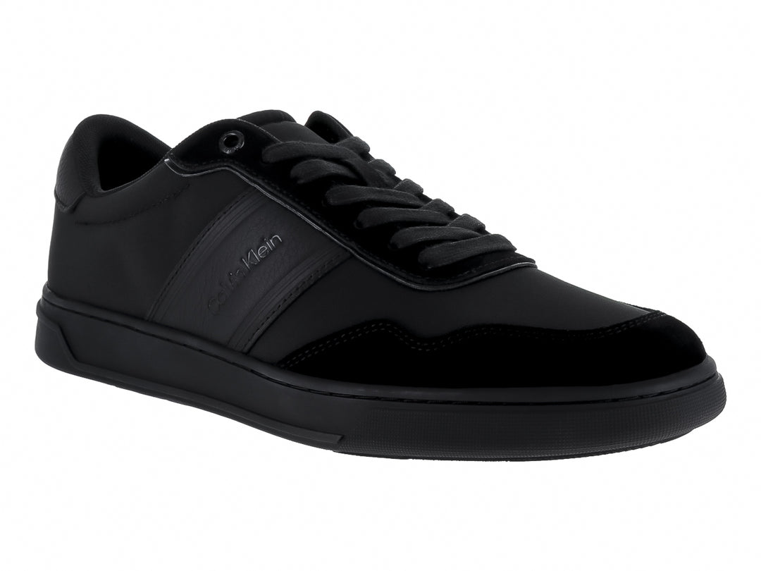 Tenis Calvin Klein color negro, diseño bajo con cordones y suela plana.