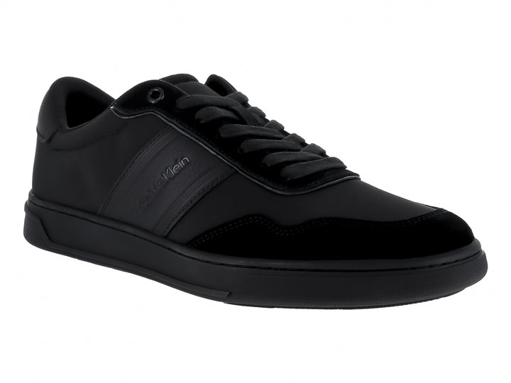 Tenis Calvin Klein color negro, diseño bajo con cordones y suela plana.