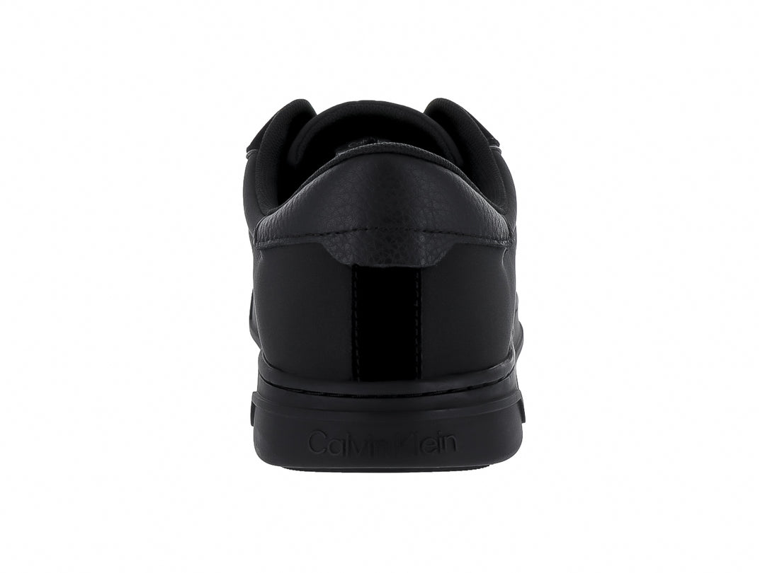 Tenis Calvin Klein color negro, diseño bajo con cordones y suela plana.