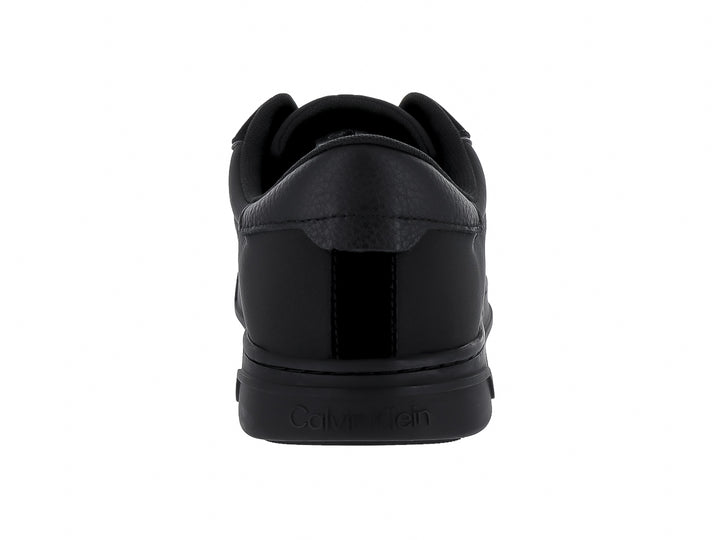 Tenis Calvin Klein color negro, diseño bajo con cordones y suela plana.