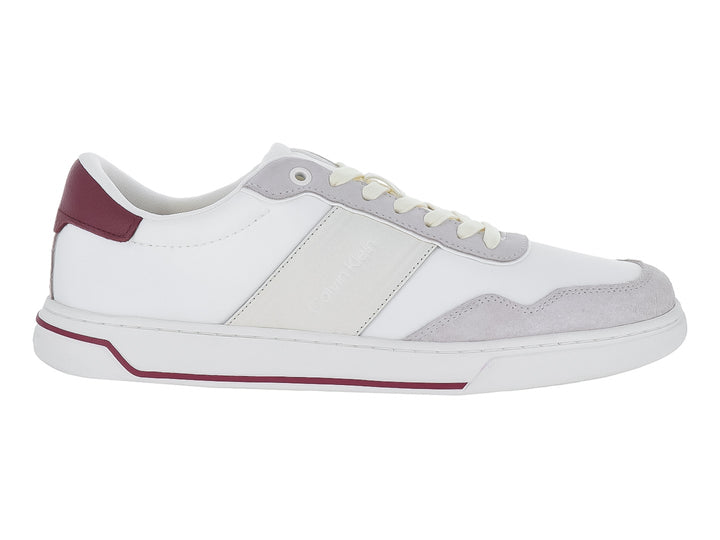 Tenis blancos Calvin Klein de corte bajo con detalles en gamuza gris y acentos en color guinda.