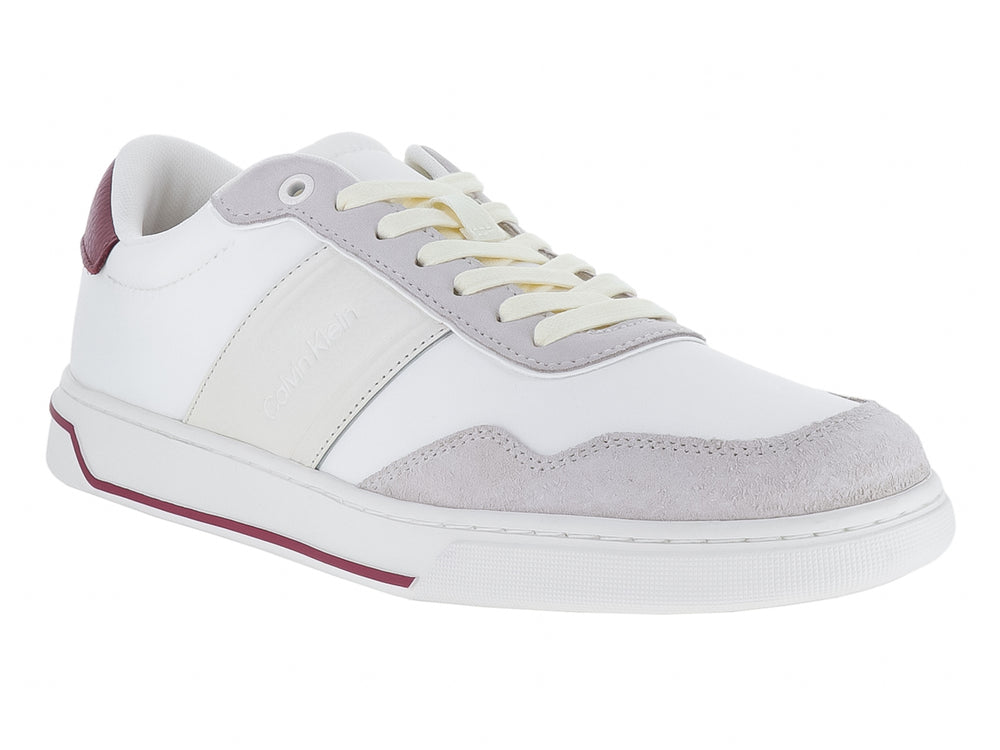Tenis blancos Calvin Klein de corte bajo con detalles en gamuza gris y acentos en color guinda.